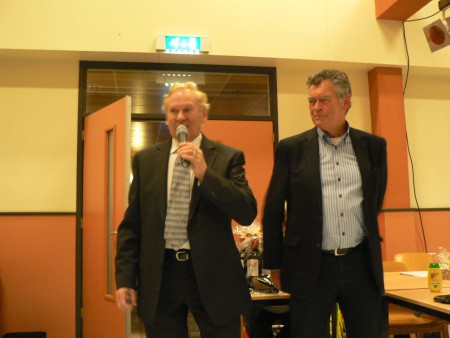 De dirigent, Piet de Reuver, ontving in 2013 uit hande van de voorzitter een kado en oorkonde voor zijn 45-jarig dirigentschap
