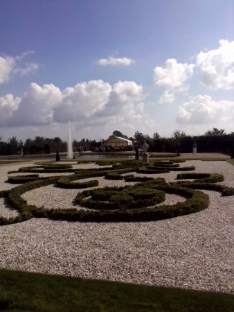 De tuin van Assumburg met op achtergrond de tent waar wij zongen