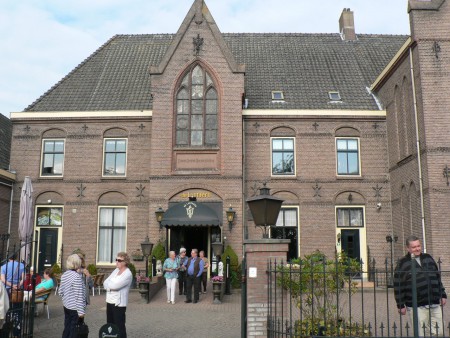 In De Lantaern, een oud klooster in Jutphaas, een lekker bakkie koffie met een gebakje genuttigd...