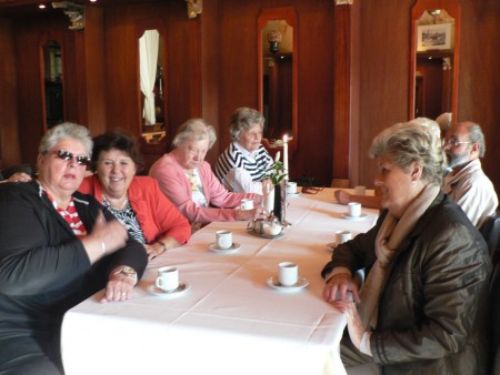 Conny en Henny kunnen het wel erg goed vinden. Conny heeft het naar d'r zin. 