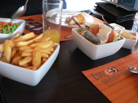 De warme lunch: groentes, patatjes, gebakken krieltjes, salade en appelmoes
