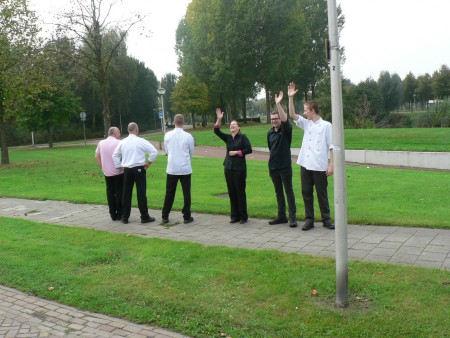 De bediening was zó blij dat we weg gingen dat ze ons uitzwaaiden, nou ja, een paar dan... de rest wilde ons kennelijk niet meer kennen...