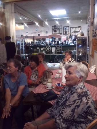 vlnr Wil, Henny, Jeanette, Ans en op voorgrond Anita luisteren aandachtig