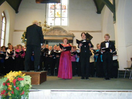 Sebastian Brouwer, tenor, met Elma, Palle en het koor