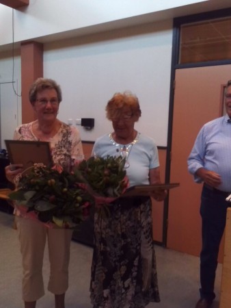 Met een bos bloemen, een speldje en een oorkonde was het met volle armen vertrekken