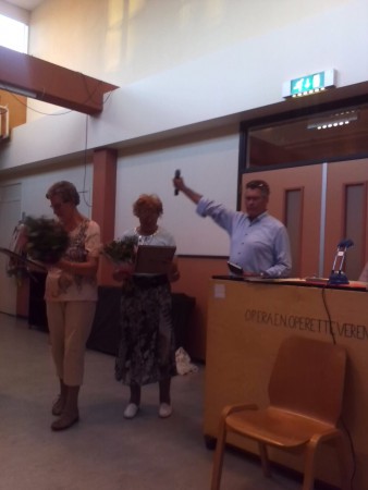 Hiep hiep hoera met pianobegeleiding door onze dirigent!